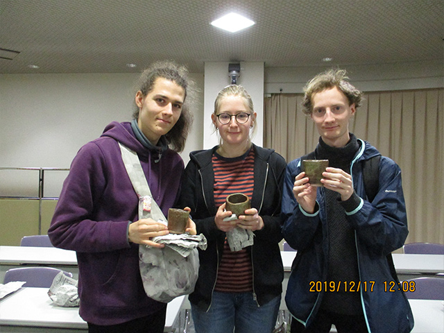 Maple students receive their pottery (Tamba-yaki pottery)