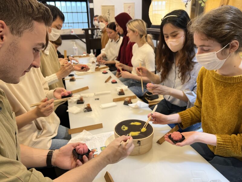 Field trip (Making authentic Japanese sweets and strolling through the Higashiyama District)