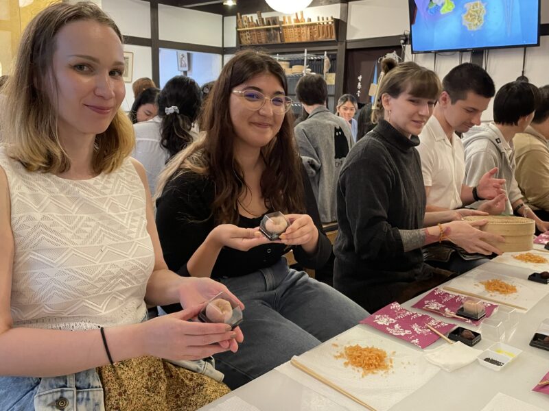 Field trip (Making authentic Japanese sweets and strolling through the Higashiyama District)