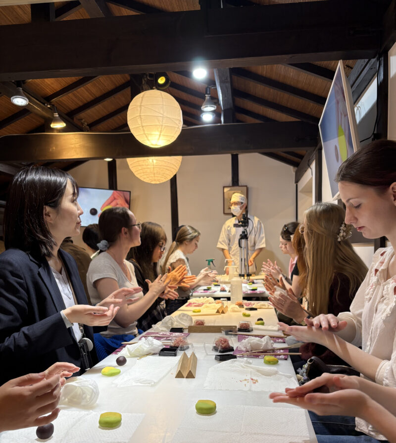 Field trip (Making authentic Japanese sweets and strolling through the Higashiyama District in Kyoto Pref.)